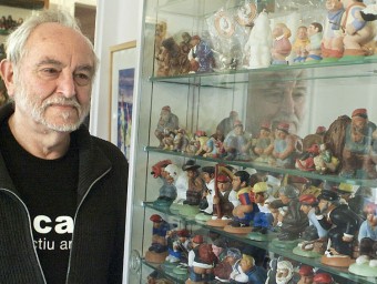 Jordi Sarrate davant una de les vitrines de caganers que té al Museu, ubicat a la planta baixa de casa seva M.ERRA