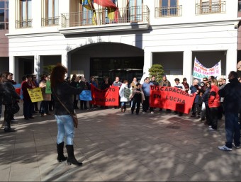 Concentració de persones afectades a les portes de l'Ajuntament.