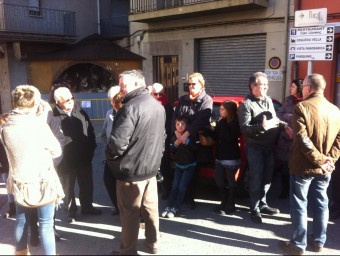 Els veïns de Castellfollit concentrats ahir a la plaça Sant Roc JOAN LÓPEZ
