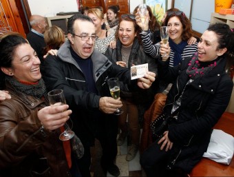 Alguns clients del bar Gil del Vendrell que tenien dècims del cinquè premi JOSÉ CARLOS LEÓN