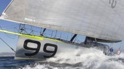 Pepe Ribes, navegant amb l'Hugo Boss dies abans del tret de sortida de la tercera Barcelona World Race BWR