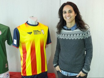 La seleccionadora Natàlia Arroyo, amb les samarretes del País Basc i Catalunya JOSEP LOSADA
