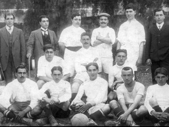 Una imatge de l'equip que va jugar al País Basc el 3 de gener de 1915 i, a sota, les dues seleccions amb una pancarta, el 2007 MEMORIAS DEL FUTBOL VASCO / O. DURAN