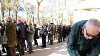 Desenes de persones fan cua per autoinculpar-se pel 9-N davant el TSJC, aquest dilluns a Barcelona ANDREU PUIG