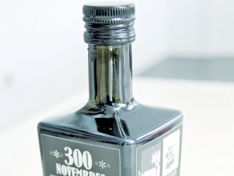 Una ampolla de l'oli de Migjorn ACN