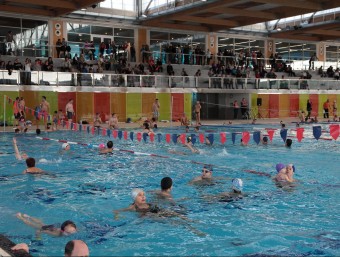 Una de les activitats que s'ha fet a la piscina de Lloret de Mar. JOAN SABATER