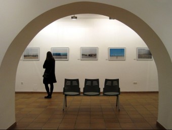 Una de les sales que allotja l'exposició Temps Moderns del fotògraf blanenc Marc Llach. EL PUNT AVUI
