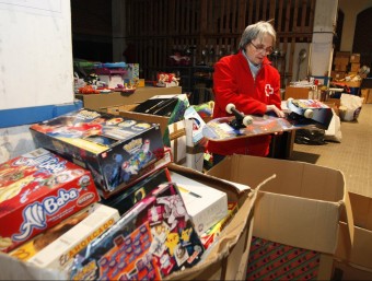 Una voluntària, recollint joguines a Terrassa ORIOL DURAN
