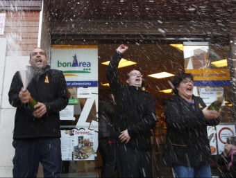 Treballadors del Bon Àrea de la carretera Barcelona celebren amb cava el segon premi de la Grossa ORIOL DURAN
