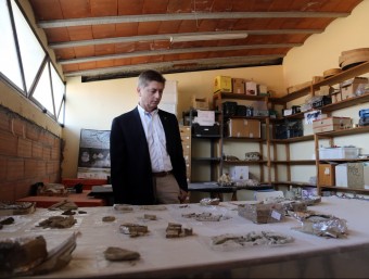 L'alcalde, Salvador Balliu, en l'edifici de l'antic dispensari, amb algunes de les peces del Camp dels Ninots QUIM PUIG