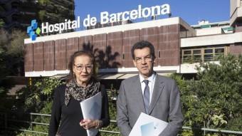 directora general, Lourdes Mas, i el director mèdic, Carlos Humet, davant de l'Hospital de Barcelona.  JOSEP LOSADA