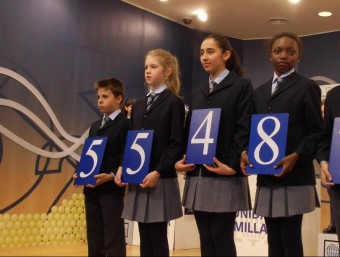 Els nens del col·legi de San Ildefonso mostren el número del primer premi, aquest dimarts durant el sorteig de Reis ACN