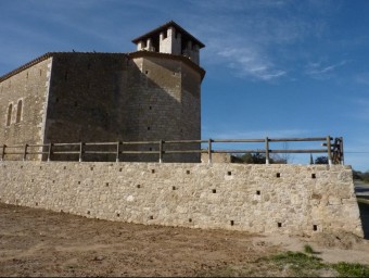 La part de l'absis de Sant Feliu i, en primer terme el mur de contenció. R. E