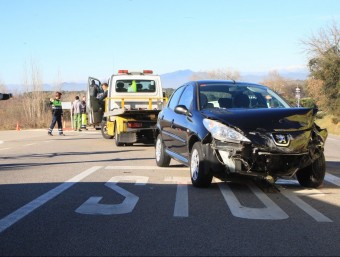 El camió-grua retirant el vehicle implicat a l'accident de trànsit que es va produir al municipi de Llambilles. J.S