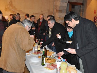 Degustació de gastronomia romanesa als locals municipals. EL PUNT AVUI