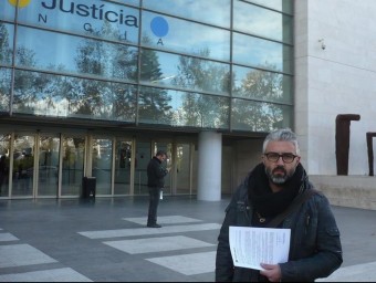 Juanma Ramon a les portes de la Ciutat de la Justícia de València. EL PUNT AVUI