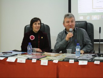 Juli Esteve amb la regidora de Cultura en la'cte de presentació. EL PUNT AVUI