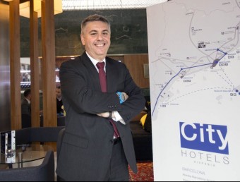 Jordi Ruiz, director de City Hotels, al vestíbul de l'Aparthotel Atenea Barcelona.  JOSEP LOSADA