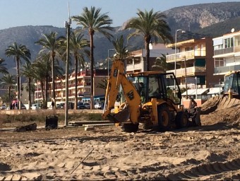 Les excavadores ja estan removent la sorra de la zona del passeig que s'ha de remodelar R.M.B