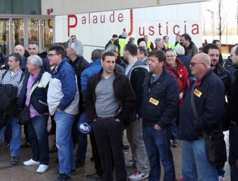 Concentració a favor dels treballadors d'A.J. Ruz, ahir davant del Palau de Justícia de Girona JOAN CASTRO / ICONNA