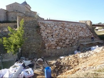 Els treballs per refer el mur, situat a la banda nord del recinte del castell, la setmana passada. R. E