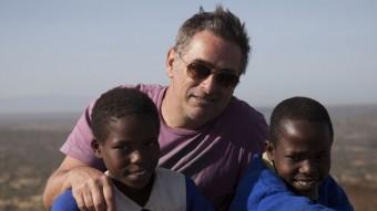 Pascal Plisson amb Salomé i Jackson, dos germans de Kenya que recorren 15 quilòmetres per arribar a l'escola WINDS