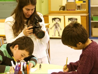 Una de les realitzadores filmant els alumnes ERAM