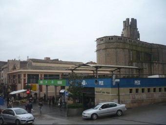 Vista del centre de Palafrugell,amb el mercat del peix i l'església de Sant Martí, al fons. A.V