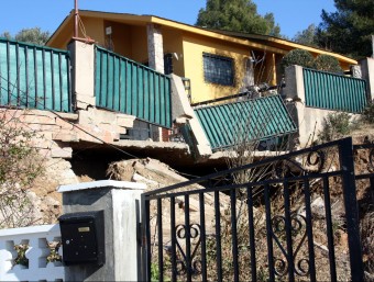 Les destrosses que va patir una de les cases que se situa sobre la canonada d'aigua, a Abrera ACN