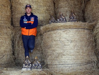 Marc Coma, ahir a casa seva, amb els cinc trofeus de guanyador del Dakar QUIM PUIG