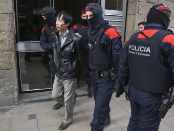 Un ciutadà d'origen xinès retingut pels Mossos d'Esquadra a Vic ALBERT LLIMÓS / EL 9 NOU