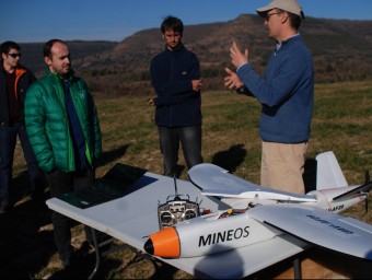 Diego Varga, a l'esquerra, amb el dron, durant una de les proves que es van fer de l'aparell DEPARTAMENT DE GEOGRAFIA DE LA UDG