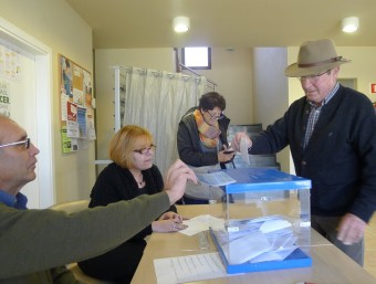 Un veí de Viladamat dipositant el seu vot ahir al migdia a l'Ajuntament. NURI FORNS