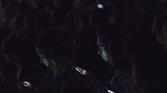 La llum emesa pels mòbils en la foscor pot fer que el nostre cos no entengui que som a punt d'anar a dormir REUTERS