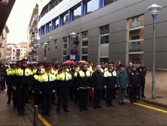 Una cinquantena de policies van fer ahir un minut de silenci davant de la comissaria de Vistalegre dels Mossos E. P