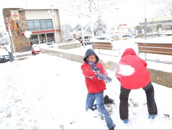 Gent tirant-se neu davant de l'ajuntament de Matadepera  ANDREU  PUIG