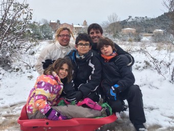 El Daniel amb la família gaudint de la neu R.M.B