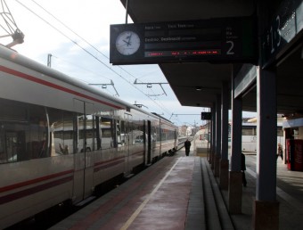 Un tren a l'andana de l'estació de Figueres aquest matí dijous al matí ACN