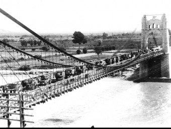 Un total de 44 carros van fer la prova de càrrega del pont penjant a principi del segle XX. AJUNTAMENT D'AMPOSTA