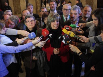 Núria Marín, alcaldessa de L'Hospitalet, atenent als mitjans amb la resta d'alcaldes darrere ACN
