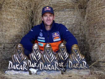 Marc Coma, a casa seva, amb els trofeus dels cinc Dakar que ha guanyat QUIM PUIG
