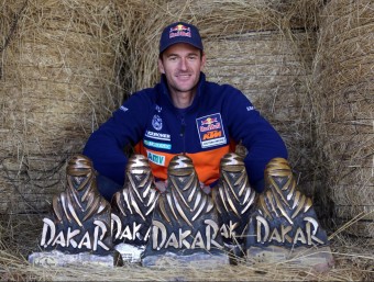 Marc Coma, a la seva casa d'Avià amb els cinc trofeus del Ral·li Dakar QUIM PUIG / ARXIU