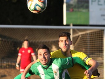 Aleix Feixas intenta controlar pressionat per un defensa del Castelldefels JOAN SABATER