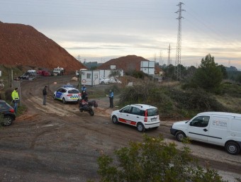 Serveis municipals de Rubí controlant les obres a Can Balasc el mes passat LOCALPRESS