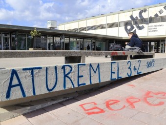 El decret aprovat pel govern espanyol ha generat les crítiques per part dels estudiants, mentre que els rectors n'accepten el contingut però no les formes.  JUANMA RAMOS