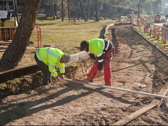 Una imatge dels treballs de construcció del sender de Caldes, al parc de les Moleres, fa uns dies. EL PUNT AVUI