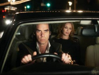 Nick Cave, conduint amb Kylie Minogue com a passatgera, a la pel·lícula ‘20.000 días en la Tierra' ARXIU