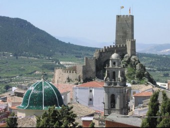 Vista d'una part de la vila amb el Castell, el campanar i la cúpula parroquial. B. SILVESTRE