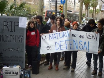 Unes 50 persones es van manifestar davant les oficines de Territori per protestar contra el projecte EL 9 NOU