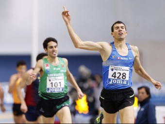 Pablo Torrijos, al costat del marcador amb els històries 17,03 m en triple salt L'ESPORTIU